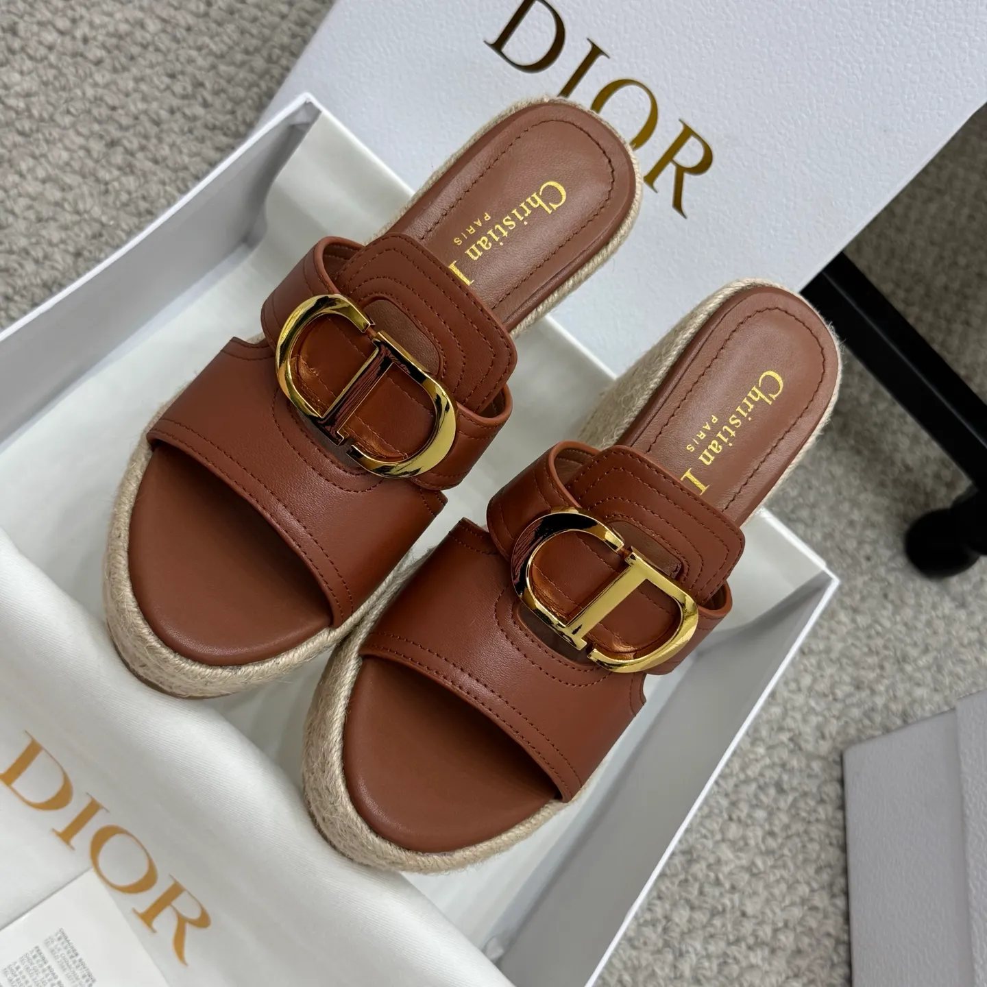 👟👟Ex-factory price 520👟👟 Increased height version✅🇨🇳 🇨🇳Dior 25ss summer high version new sandals. Simple and super versatile. Perfect and luxurious on the feet, can be matched with any spring and summer clothes. The foot feels even more comfortable! The material is a perfect replica of the original. Original disassembly and molding. ✅❶Material: original customized cowhide ✅❷Inner: original customized sheepskin ✅❸Foot: original customized sheepskin ✅❹Outsole: original woven wedge outsole ✅❺Heel height: 9.5cm ✅❻Packaging: original full set of packaging ✅❼Number: 35-41